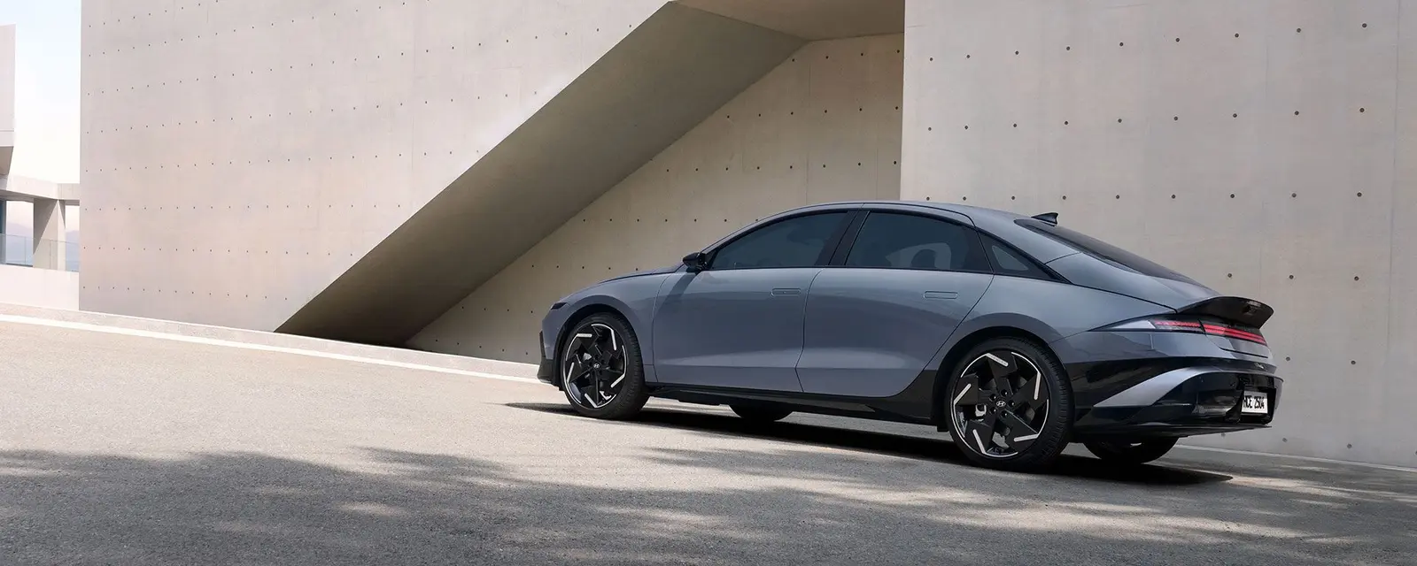 Hyundai IONIQ 6 devant un mur de béton