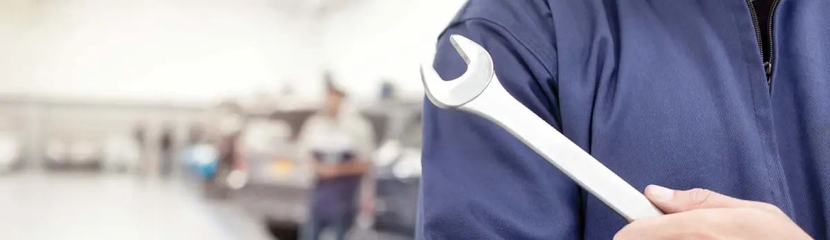 Technicien Hyundai tenant une clé plate dans l'atelier
